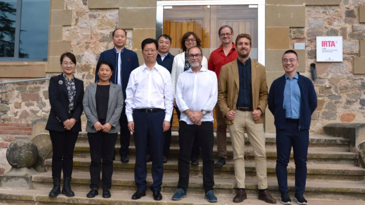 El IRTA y la Jiangsu Academy of Agricultural Sciences (JAAS) de China han firmado un Memorándum de Entendimiento (MoU). El acuerdo busca reforzar la cooperación científica en áreas como pomología, recursos agrarios, ganadería y viticultura. Su objetivo es impulsar proyectos conjuntos, el intercambio de conocimiento y personal, y hacer frente a desafíos como el cambio climático El IRTA impulsa una nueva alianza con la Jiangsu Academy of Agricultural Sciences, de China, para promover proyectos conjuntos..png